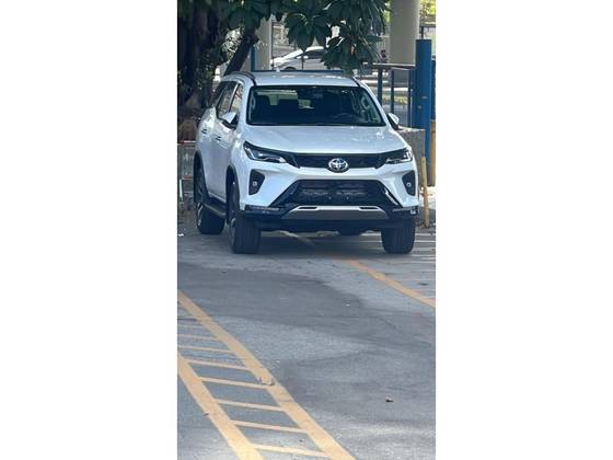 TOYOTA HILUX SW4 2.8 D-4D TURBO DIESEL SRX PLATINUM 7L 4X4 AUTOMÁTICO TOYOTA HILUX SW4 2.8 D-4D TURBO DIESEL SRX PLATINUM 7L 4X4 AUTOMÁTICO